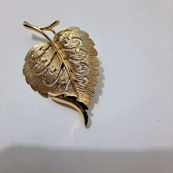 Goldtone Leaf brooch NWOT - Picture 1 of 7